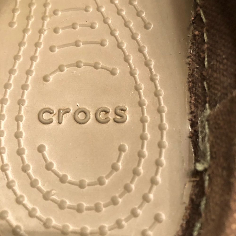 CROCS Canvas Shoe NWOT - sz 9 - Picture 2 of 8